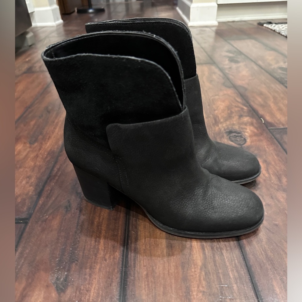 Nine West black
Woman’s booties size 7.5